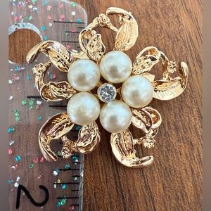 Elegant Gold Tone Floral Faux Pearl Brooch Pin Flower